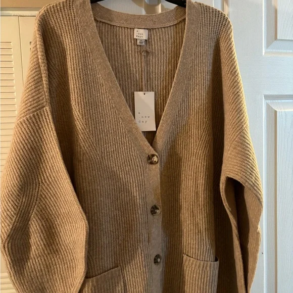 TAN LADIES SWEATER. - Picture 2 of 5